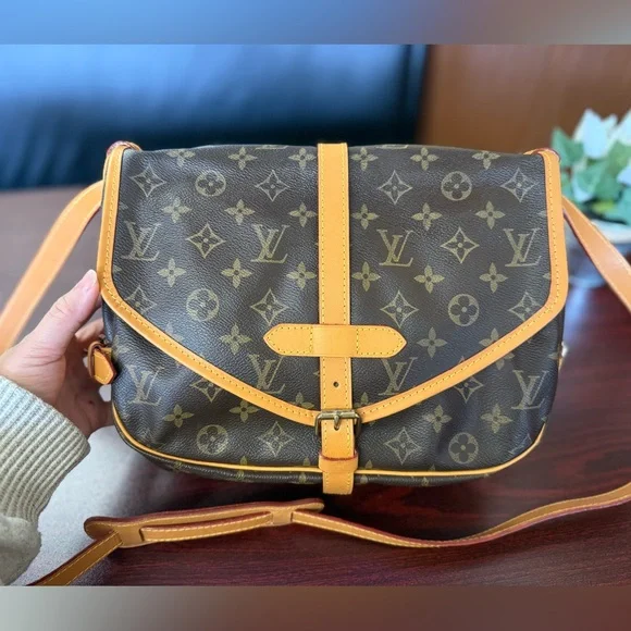 Louis Vuitton Saumur 30 in Monogramπ§‘ - Picture 3 of 17
